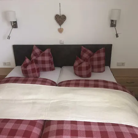 Haus Am Wald * ノイシュティフト・イム・シュトゥーバイタール